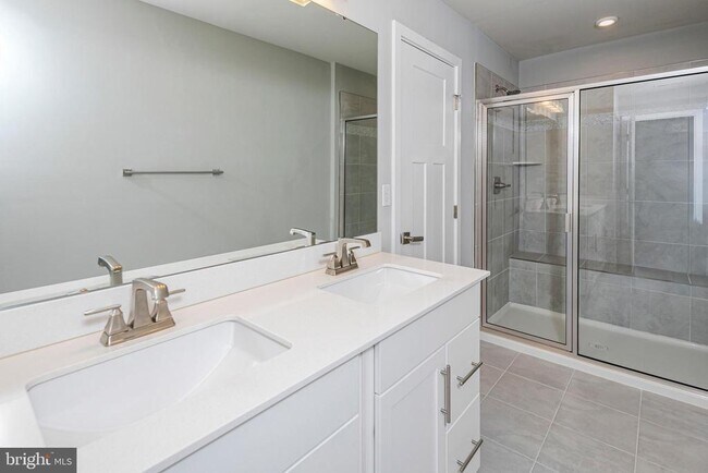 Building Photo - 2410 Lenox Dr