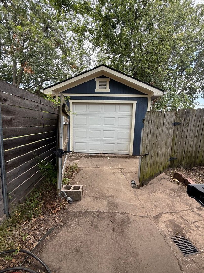 Building Photo - 2 bed/1 bath Norman Cottage
