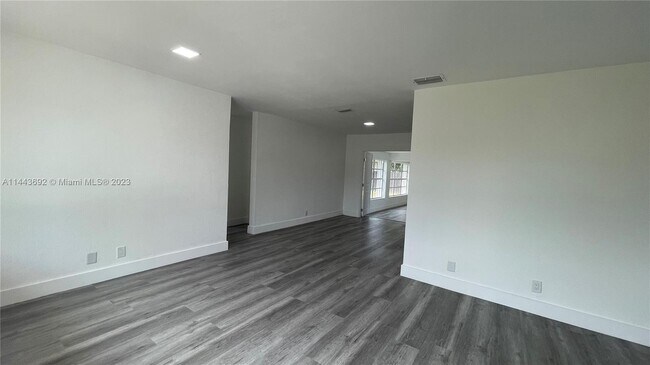 Building Photo - 1420 S 24th Terrace