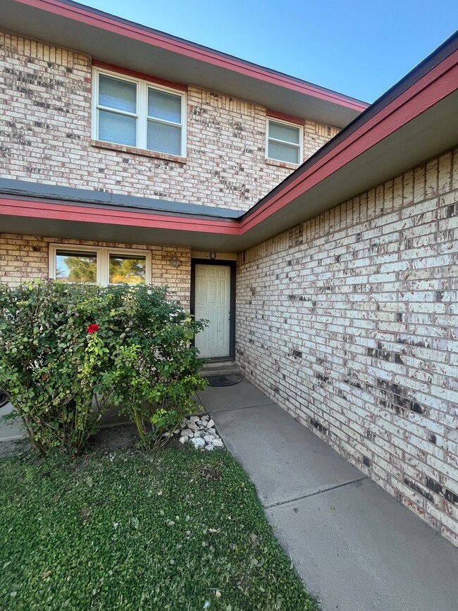 Building Photo - Townhouse with Garage!