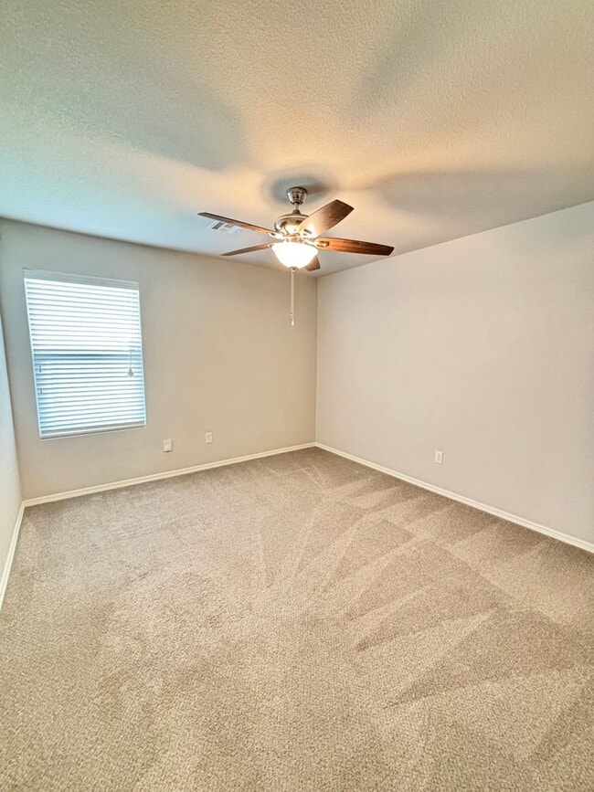 Building Photo - Awesome home with community pool!