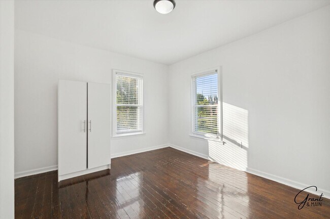 Building Photo - 242 Harmon St