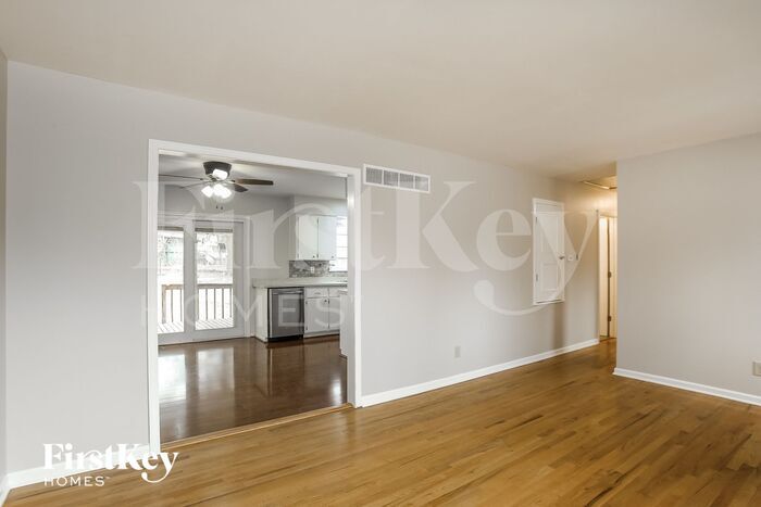 Building Photo - 7625 NW Milrey Dr