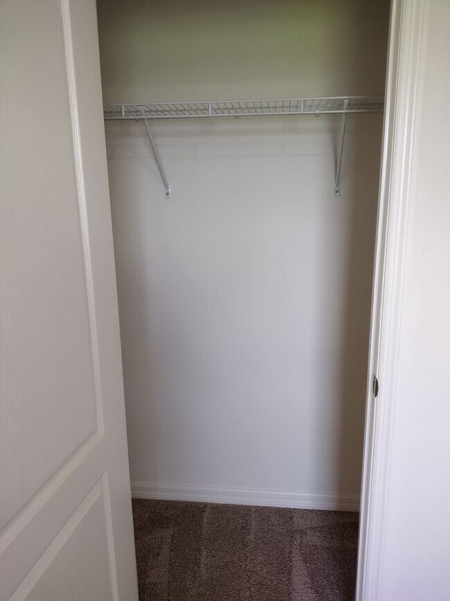 Building Photo - Beautiful 4 bedroom 2.5 Bathroom House For...