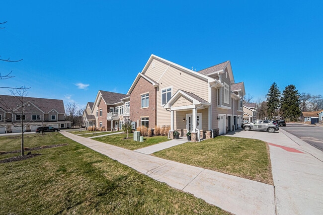 Building Photo - 621 Woodland Dr