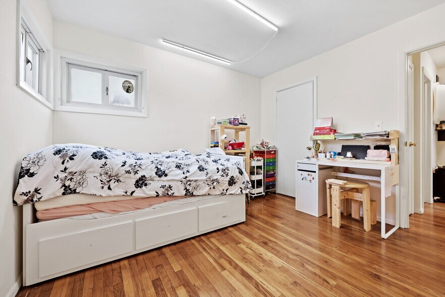 Building Photo - 2881 Meadowcrest Dr