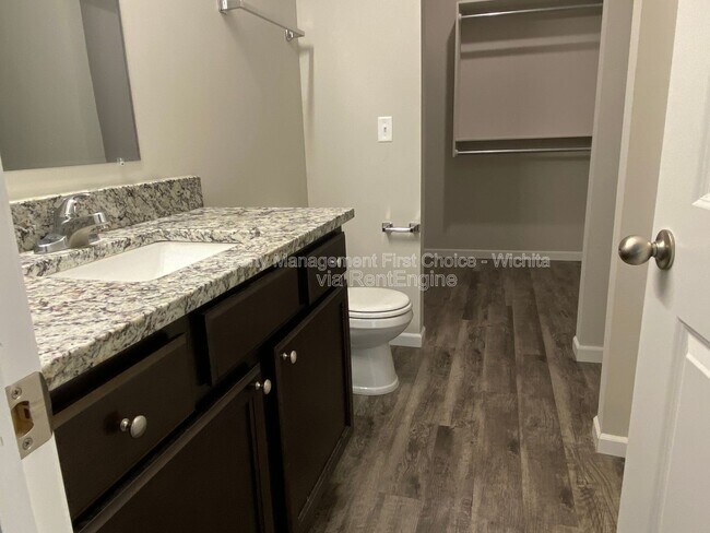 Building Photo - 412 S Longbranch Dr