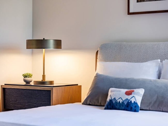 Building Photo - 1550 NW Naito Pkwy