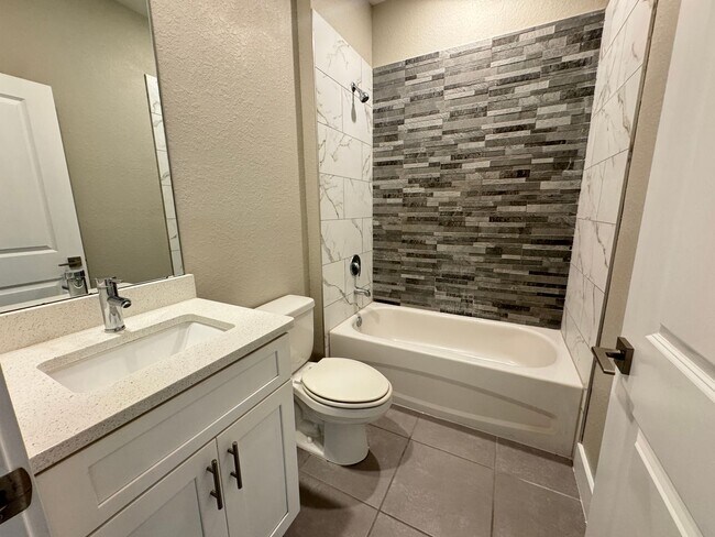 Building Photo - Spacious 4-Bedroom Home in Poinciana – Internet Included & No HOA Approval Required