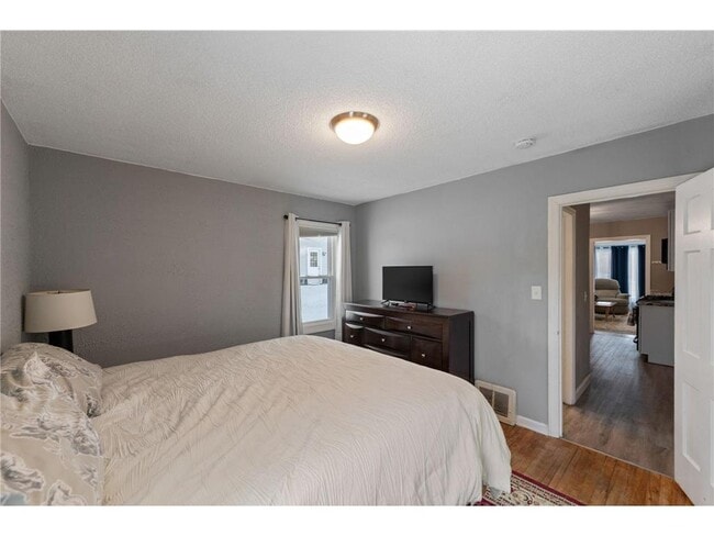 Building Photo - 4042 Lake Rd Ave