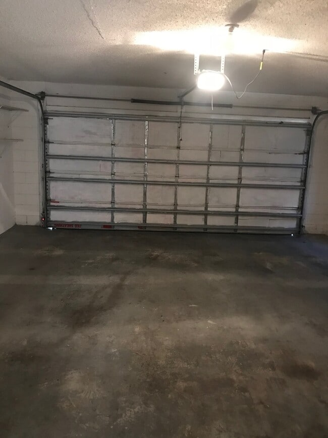 Building Photo - FABULOUS 3/2.5 Townhome In Wonderful Lake ...