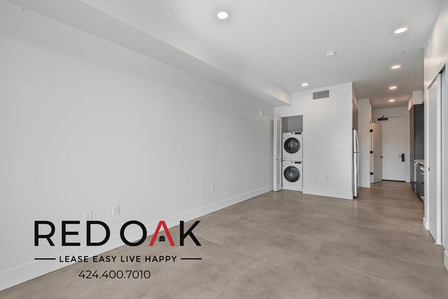 Primary Photo - 3450 1/8 W 43rd St-504-A1