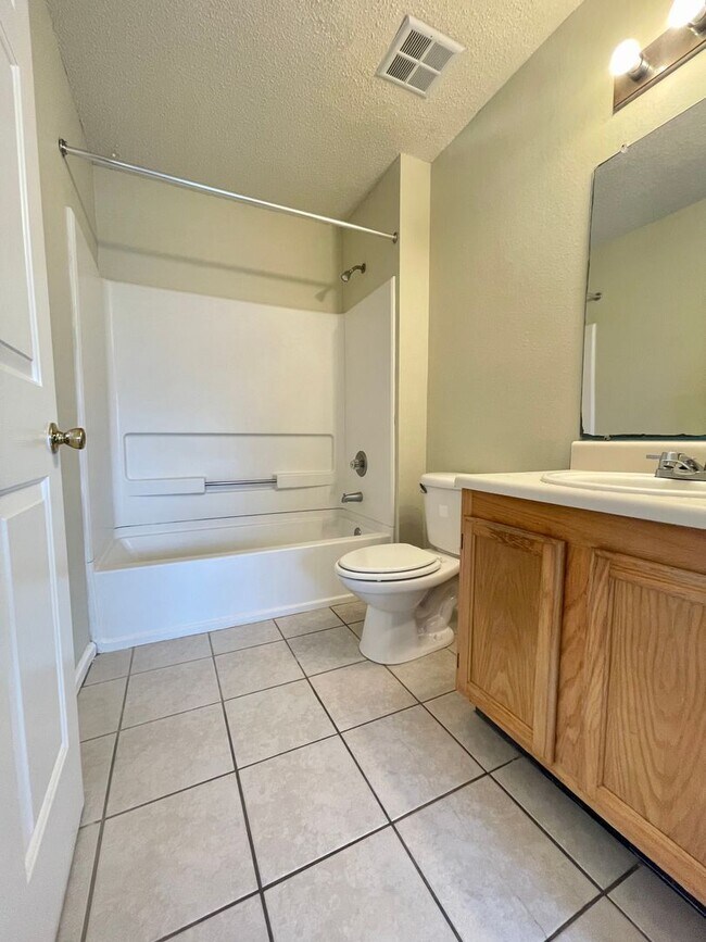 Building Photo - Cozy 2B/2B Condo near Beach in the Heart of Destin!