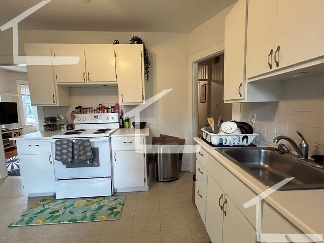 Building Photo - Large, 3 bed in Oak Square