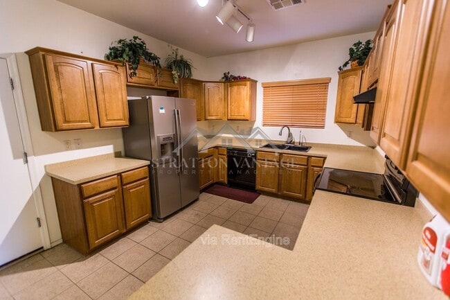 Building Photo - 945 E Blue Spruce Ln