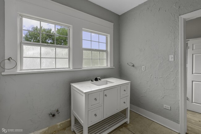 Building Photo - 409 Forest