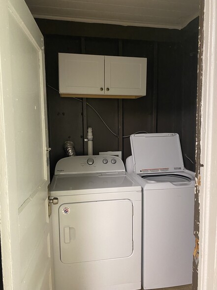 Laundry room - 1018 Grace Ave