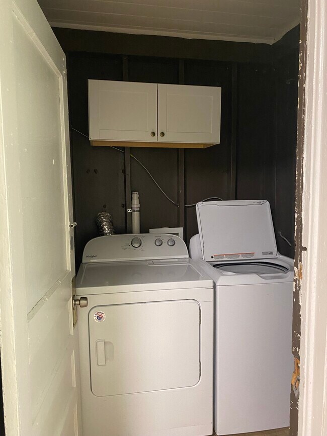 Laundry room - 1018 Grace Ave