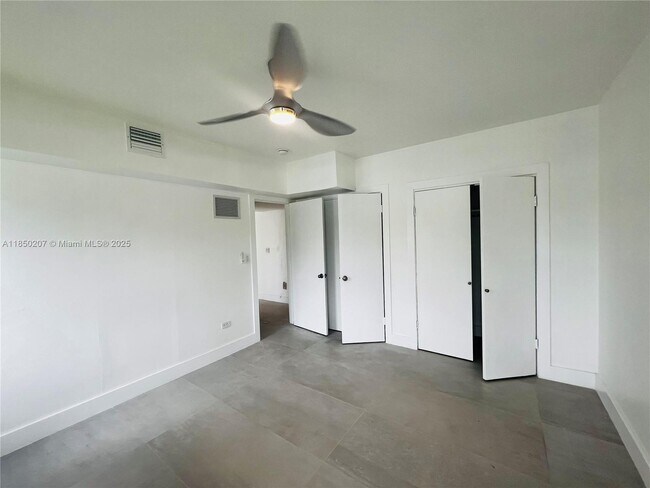 Building Photo - 2045 Calais Dr