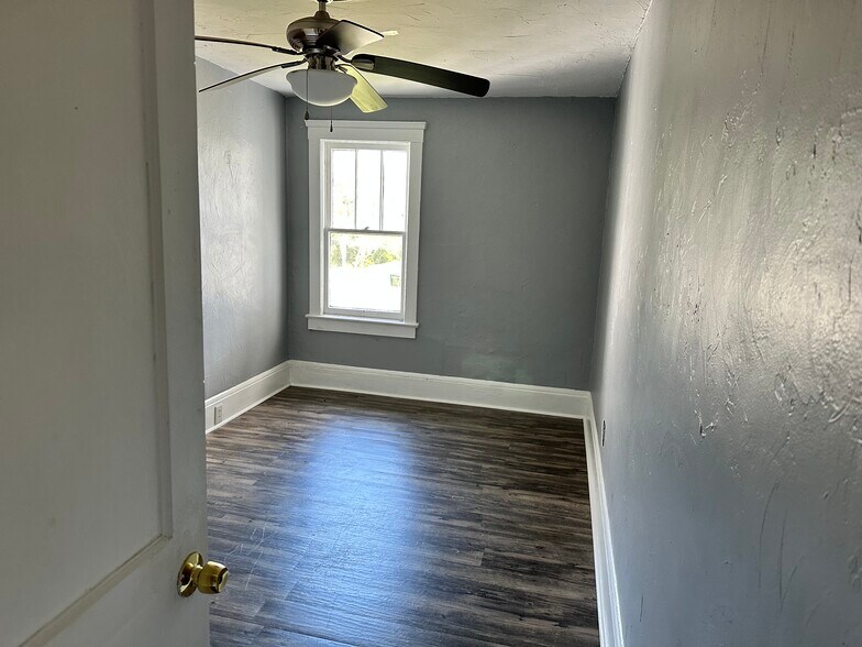 Building Photo - 827 N Oleander Ave