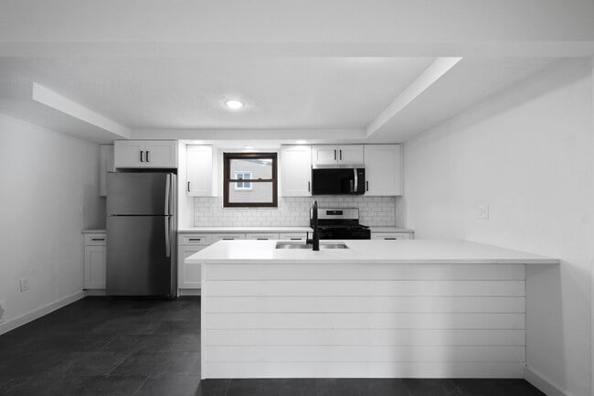 Building Photo - Ready for move in! Check out this RENOVATED 3 bedroom in BROOKLINE! UNBEATABLE LOCATION!