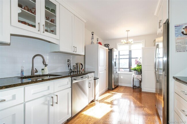 Building Photo - 12 Bond St