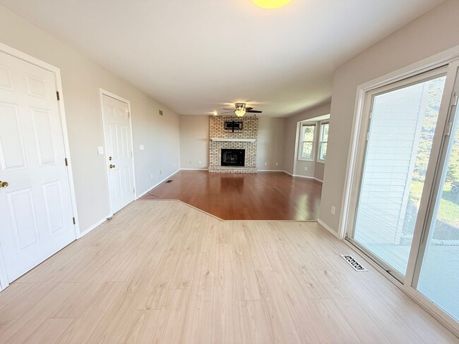 Building Photo - Stunning 5-Bedroom Home with Pool in Desir...