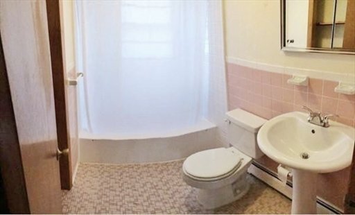Building Photo - Spacious 2 Bed 1 Bath!