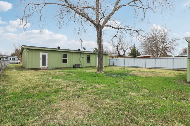 Building Photo - 1211 Gate Ln Dr