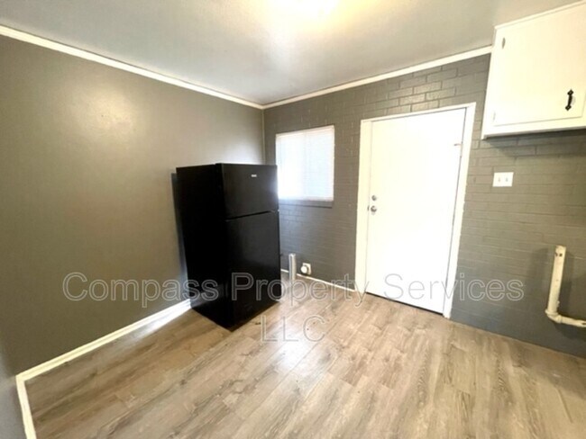 Building Photo - 1120 Elm Ave