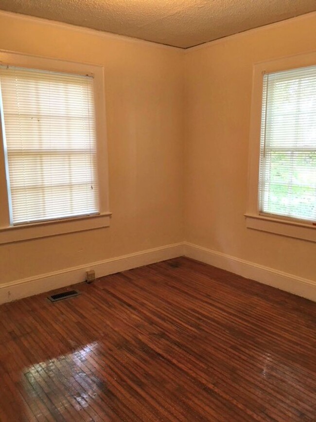 Building Photo - Move-in Ready NOW! Freshly updated, great ...