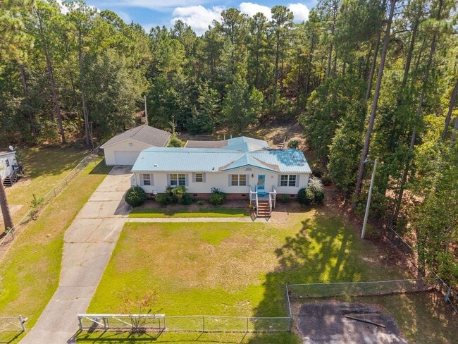 Building Photo - 4 bedroom 2 bathroom spacious home!