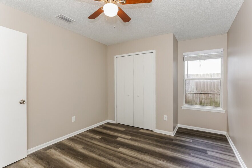 Building Photo - 3030 Caroline Crest Dr E