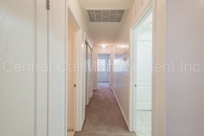 Building Photo - 4 Bedroom/2 Bath Home in Desired Southwest...