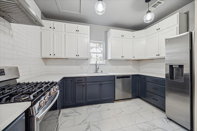 Building Photo - 2408 White Oak Dr