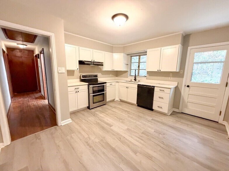 Building Photo - 51 Sherwood Dr