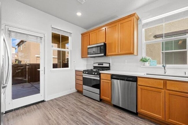 Building Photo - Beautiful Solar 3/2 located in Roseville! Across from Park! Gated Community!