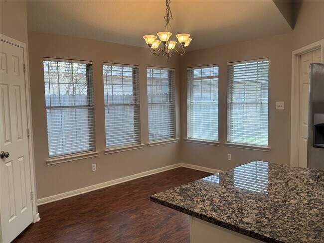 Building Photo - 711 W Clady Dr