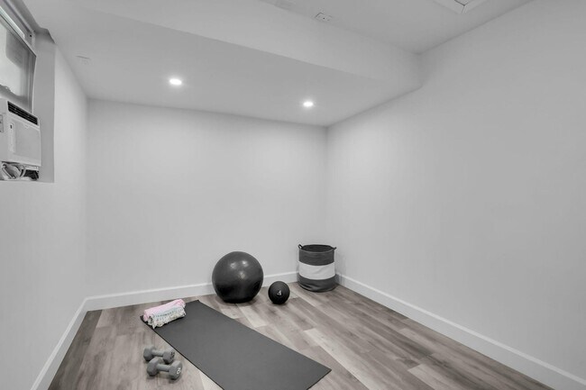 Building Photo - 604 SE 4th Ave