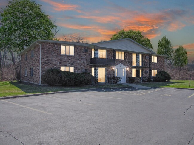 Building Photo - Colonial Court Apartments