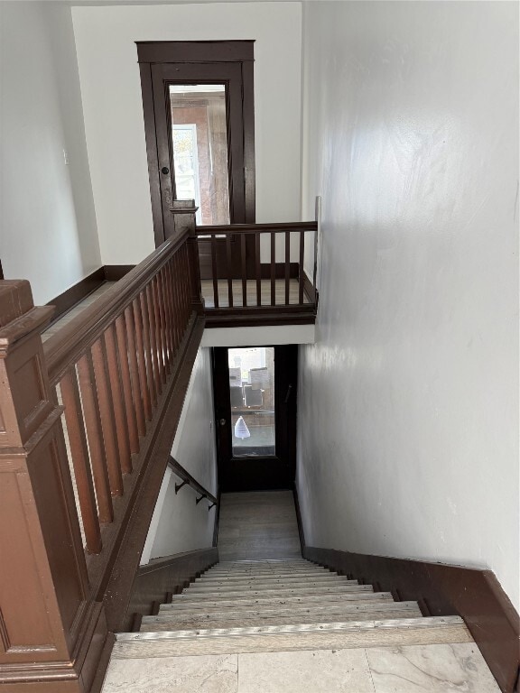 Building Photo - 1005 Pine St