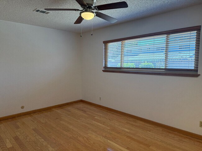 Building Photo - 718 Linwood St