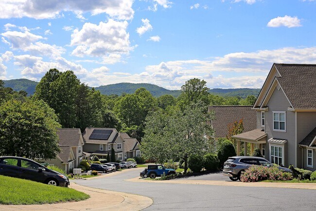 Building Photo - Pet Friendly Mill Creek Village Townhome