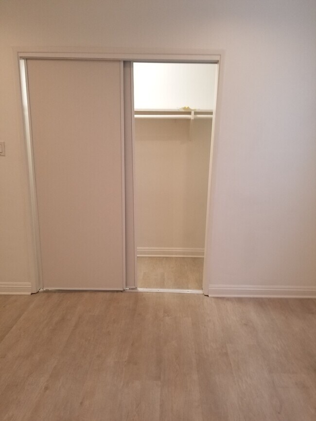 Building Photo - 1132 S Oakhurst Dr