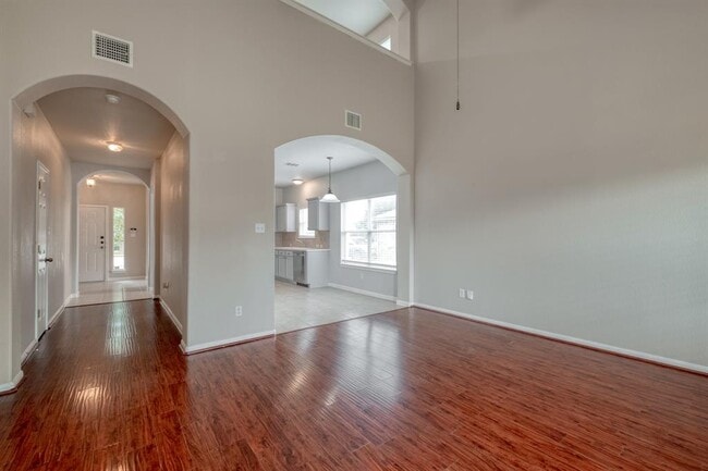 Building Photo - 211 Hanstrom Dr