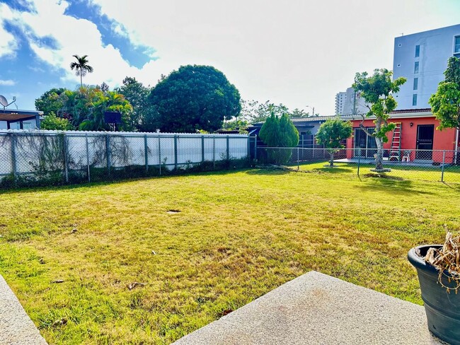 Building Photo - Sprawling Duplex in Miami's Silver Bluff/S...