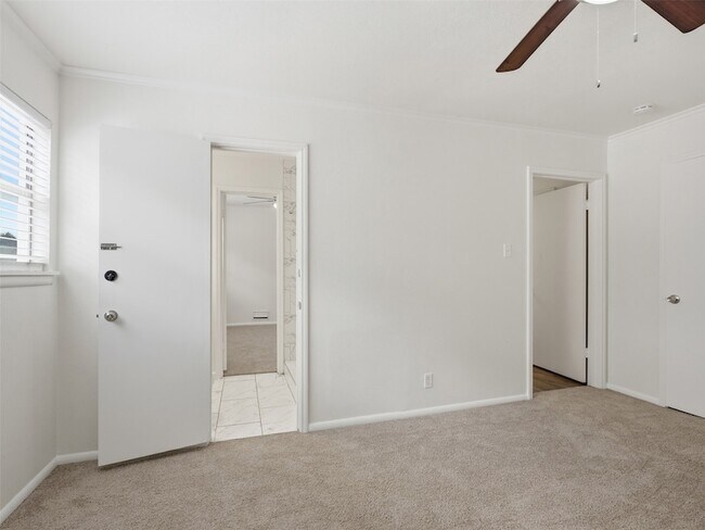 Building Photo - 2121 Canton Dr