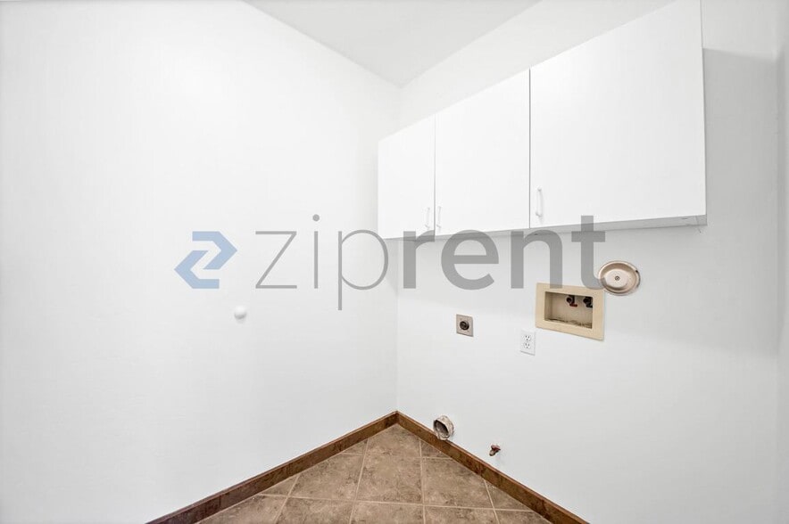 Building Photo - Unit