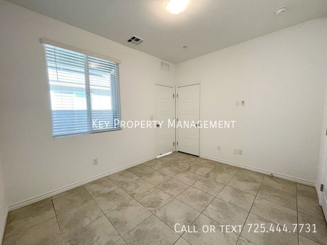 Building Photo - 3 Bedroom, 3 Bath Single Story beauty Buil...