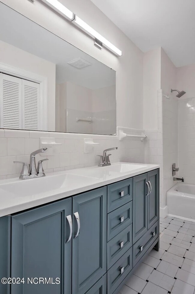 Building Photo - 204 S Harris St